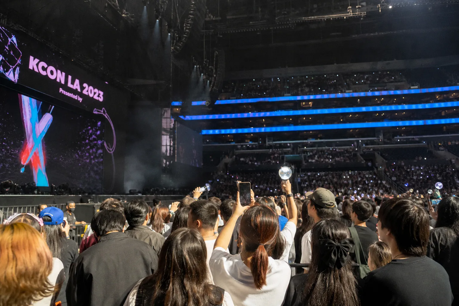 Вирусное видео с выступления ALLDAY PROJECT на KCON LA вызвало споры о «чёрном океане»